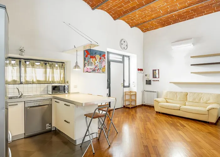 Florence Statuto Apartment With Small Courtyard
